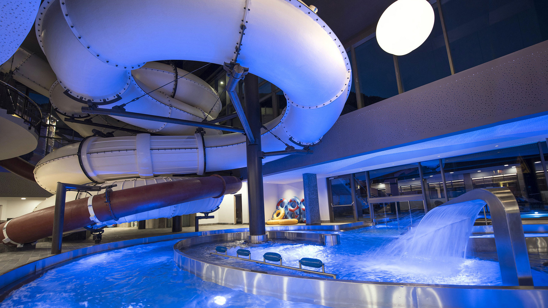 Bienvenue à notre hôtel familial du Tyrol du Sud avec toboggan aquatique ! Bienvenue à notre hôtel familial du Tyrol du Sud avec toboggan aquatique !